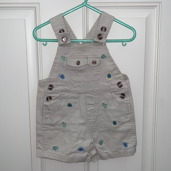bt Kids,6-9m, Tan Coverall Shorts, Embroid. Blue & Green Turtles, Adjust. Straps - Picture 1 of 10